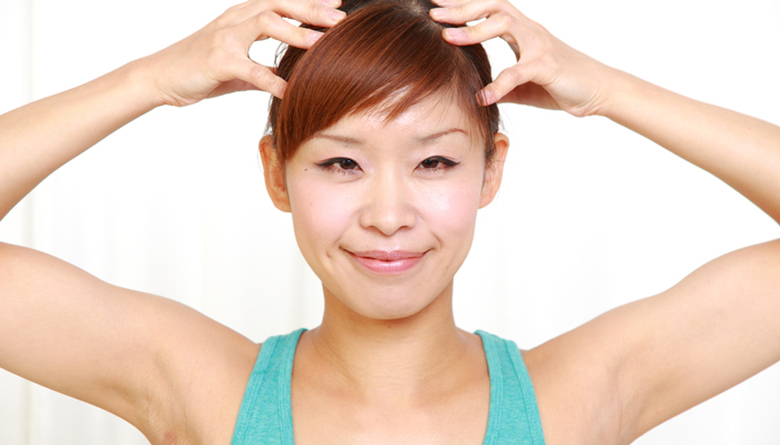 薄毛も顔のたるみにも?! 簡単な頭皮マッサージの方法とは